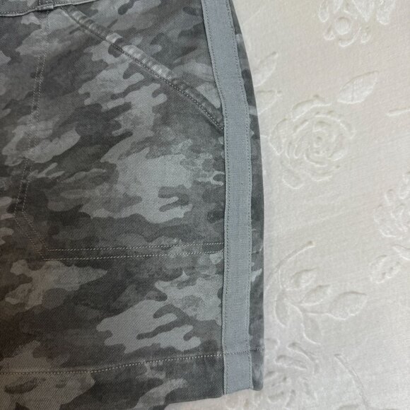 SPANX Stone Wash Camo Pull On Tummy Shaping Stretch Twill Shorts Size Medium - Picture 2 of 6